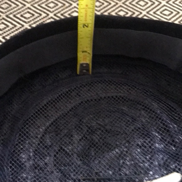 Vintage shiny black pillbox hat - Picture 7 of 12